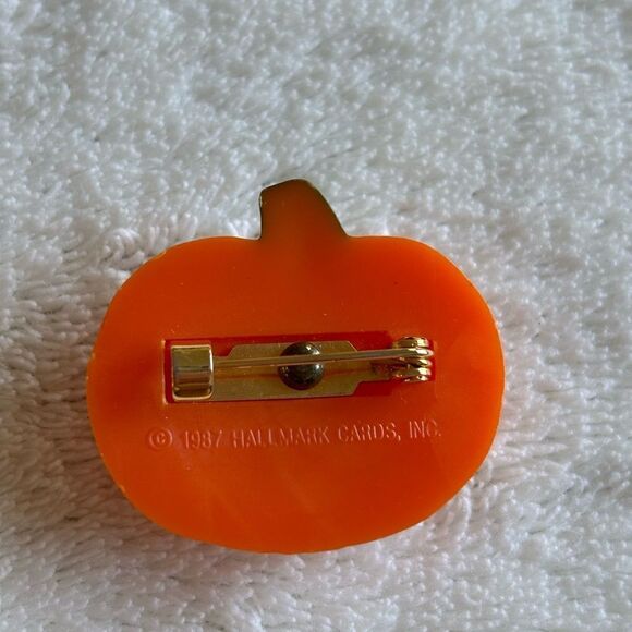 1987 HALLMARK HALLOWEEN  PLASTIC PUMPKIN BLACK EYES PIN JACK o LANTERN Brooch - Picture 3 of 5